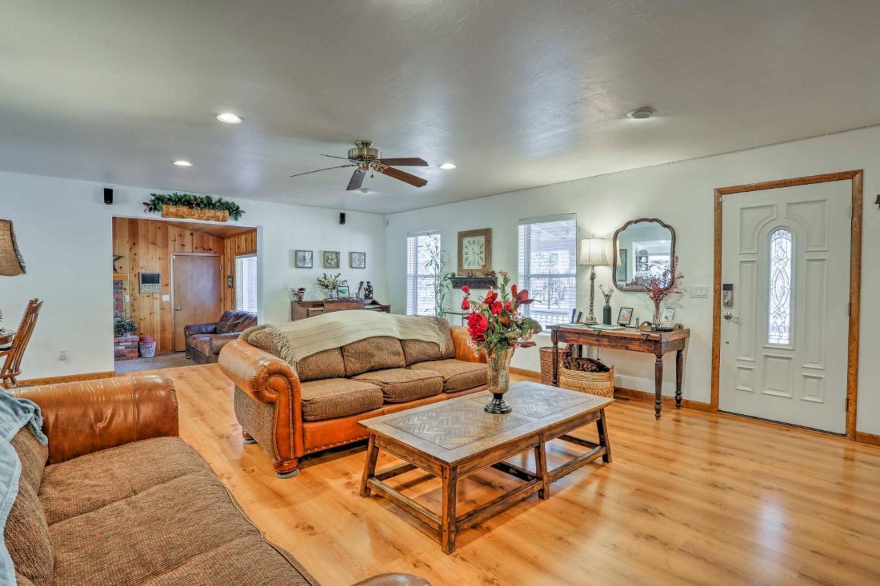 Lakeside Home With Game Room, Yard, Deck And Fireplace Pinetop-Lakeside Eksteriør bilde